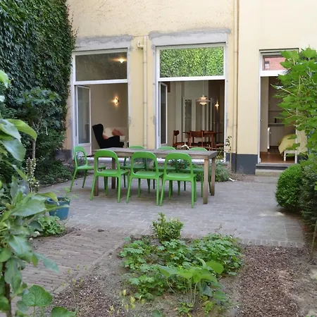 Daire Pauline Loveling With Quiet Garden And 2 Bathrooms