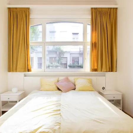Daire Pauline Loveling With Quiet Garden And 2 Bathrooms